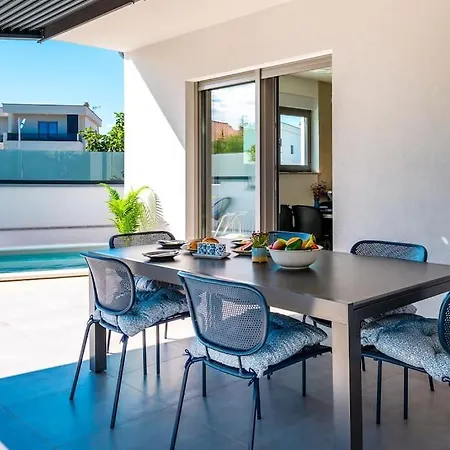 Val Villa *
