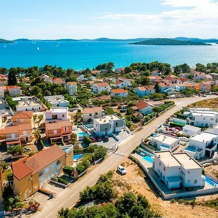 Val Villa *